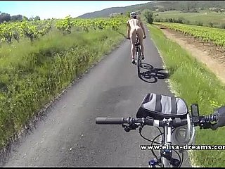 Knipperen en naakt involving het openbaar fietsen op de weg
