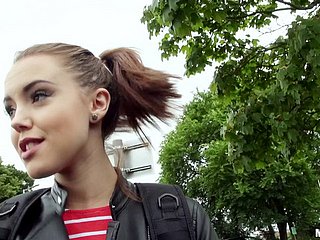 สาวเซ็กซี่ pigtailed วัยรุ่นดูดกระเจี๊ยวและเรียบใน POV