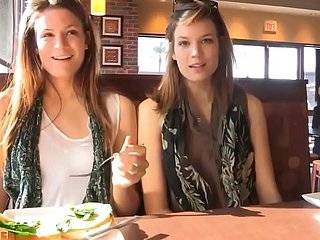 gemelli reali Romi e Raylene masturbano insieme