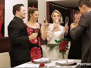 النادل مارس الجنس معي لأن زوجي لا يعرف كيف يمارس الجنس