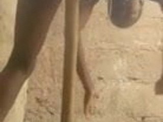 افریقی عورت ایک جھاڑو ہینڈل کے ساتھ مشت زنی.