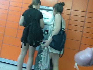 女孩收到包裹