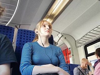 Güzel sarışın tren