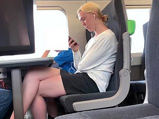 Blonde với đôi chân đẹp trên tàu
