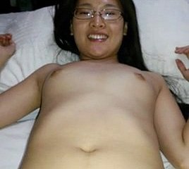 Fille chinoise profitant d'une petite bite