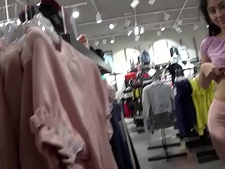 Publiczny trójkąt seks w centrum handlowym