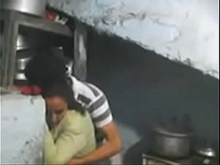 Anh trai Ấn Độ Boobs ép