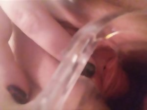 撒尿在自己的阴部窥器