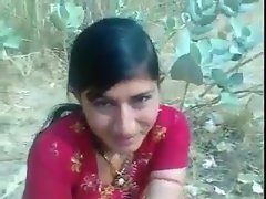 sevimli göğüsler ve bal kedi gösteren Güzel Arrival utangaç kız