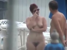 Havuz tarafından tam Bush Nü ile Şirin Olgun