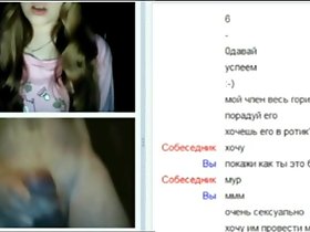 Webchat 033 Berpakaian gadis melihat penisku dan memiliki orgasme