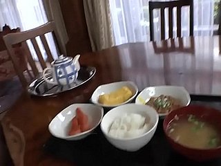 जापानी नौकरानी गड़बड़