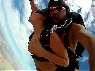 アレックストーレススカイダイブポルノスキャンダル