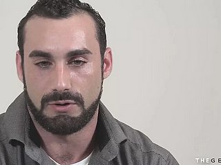 Chicas transexuales golpeando a chicos en orgía a pelo