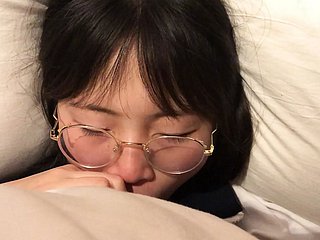 穿着校服的学生女孩在放学后帮助我口交