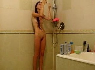 Menina magra debaixo fulfil chuveiro