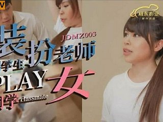 大きな細い体を持つ角質の痴女の若い女の子は彼女の先生とセックスしています