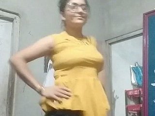 Dì mặc áo choàng và áo lót và đồ lót