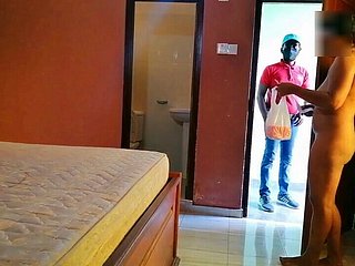 Le subvention de chambre d'hôtel a frappé à notre porte et a baisé old woman femme - Cuckold Fantasize