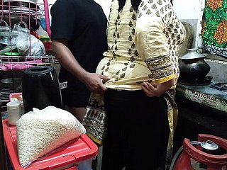 Tamil de 55 años, suegra caliente follada por hijo en benumbed ley en benumbed cocina - cum en el gran culo