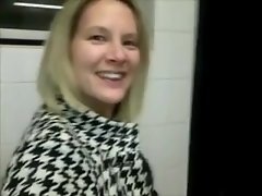 Ela encontrou um Gloryhole ao longo da estrada (WC Público)