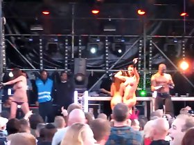 nago na scenie gogo dziewczynek w rave-techno koncert 2