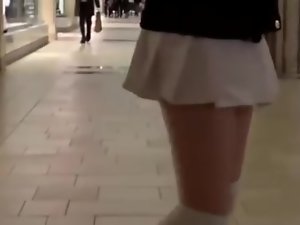 Nastolatek spaceru w centrum z wibratorem