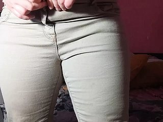 Ibu menggoda anak tiri dengan celana jeans, lalu bercinta dan menyemprotkan