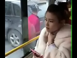 Une fille chinoise s'embrassa. En omnibus .
