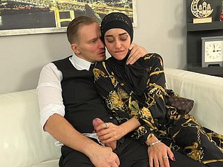 Mulher doce em hijab experimentou o pau hack vendedor em vez de roupas novas