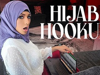 Cô gái Hijab Nina lớn lên khi xem phim tuổi teen Mỹ và bị ám ảnh bởi việc trở thành Nữ hoàng vũ hội