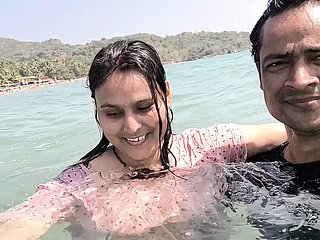 在船上在海里操