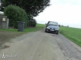 A verdadeira empregada francesa ruiva gordinha é plugada antes de dar uma punheta com punch-line feliz para o vovô