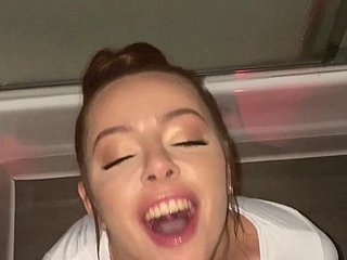 Camsoda 小柄な 18 歳が激しく犯された