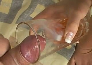 黑发妓女伊莎贝尔在肮脏的色情视频中喝尿