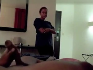 酒店女服务员捉住他猛拉，并看着他射精