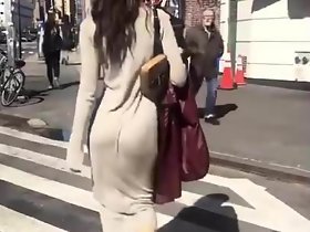یملی Ratajkowski جاںگھیا کے بغیر یا ایک جی سٹرنگ کے ساتھ چلنے