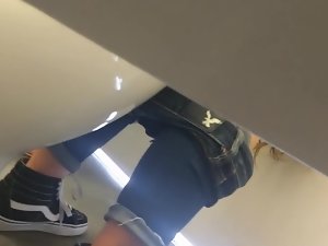 撒尿女大学生厕所偷窥3  -  HD