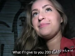 Bosomy ill-lit unpaid geneukt around het openbaar