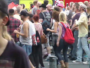 Toddler Berlin en clignotant du public, baise et Ejaculation