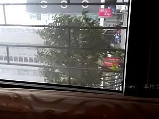 Meriam Cina (Saudara Hao) di meja makan untuk teman dan pacar