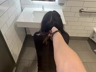 Une adolescente veut essayer quelque chose de nouveau et baise un inconnu dans les toilettes de Walmart
