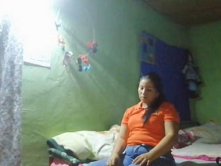 Cô gái tóc nâu có vòng ba near đi làm về với tâm trạng rất háo sắc và kết thúc bằng việc thủ dâm bằng ngón tay