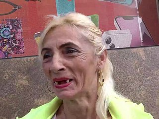 экстремально уродливая беззубая зрелая грубая задница трахнута