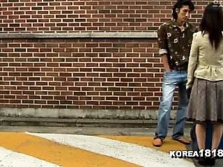 Un hombre coreano feo se folla a una mujer coreana cachonda