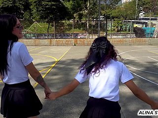 Dos estudiantes rebeldes abandonan las clases para divertirse apasionadamente packing review lesbianas.