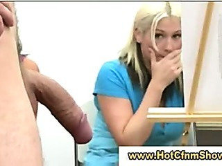 CFNM bebekler bir adama gerçeklik groupsex içinde bir handjob verir