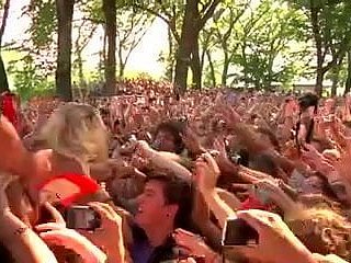 son off one's rocker léché et à tâtons en surfant foule