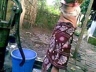 Desi Neighbourhood pub Girl dengan Chubby Special Mengambil Bath di Umum