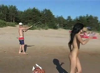 Oglądać cycki w wodzie z tego nudystów nastolatek